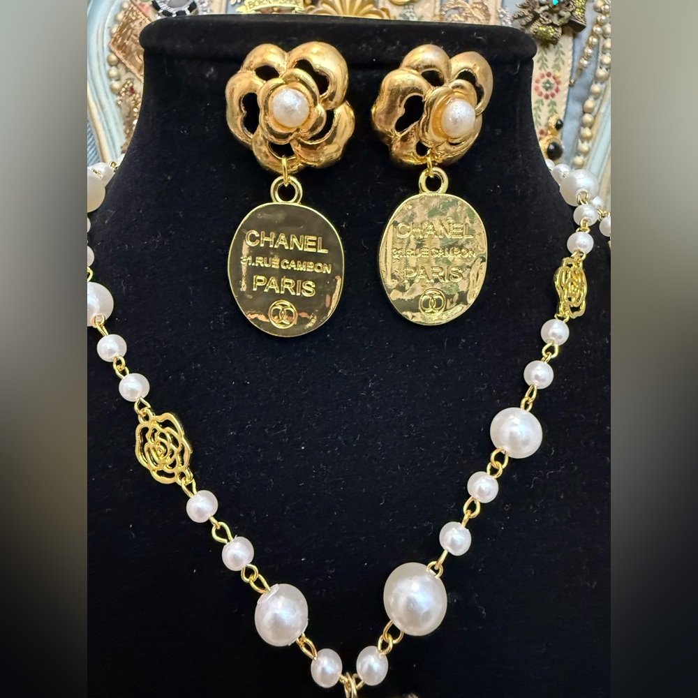 Elegant Gold and Cream Jewelry Set - Picture 2 of 14